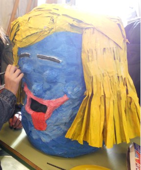 cabezudos hechos con papel mache