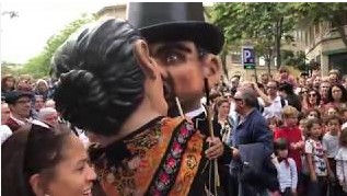 Cabezudos de zaragoza bailando