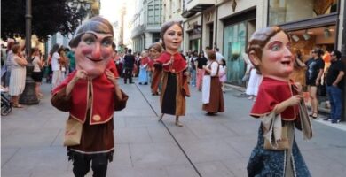 Cabezudos y gigantes salen por zaragoza