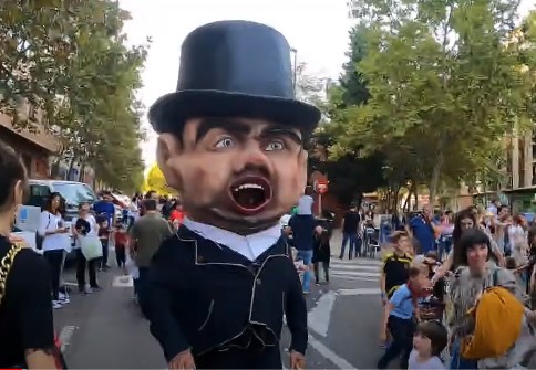 cabezudos en las fiestas de san valero, zaragoza