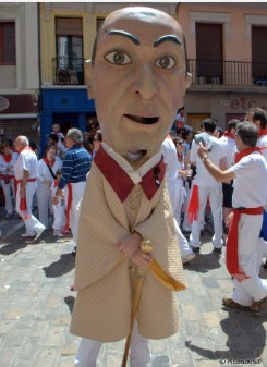 Gigantes y cabezudos de sanfermines de pamplona