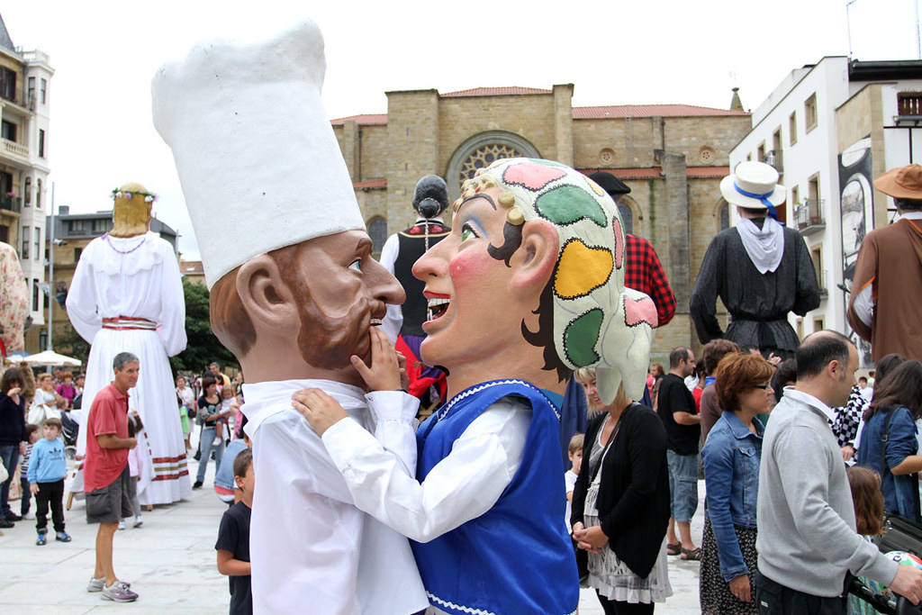 cabezudos y gigantes interactuando con gente