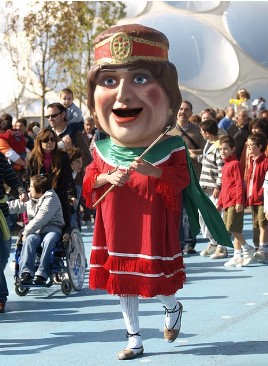 La pilara o Pilarica cabezudo de Zaragoza en la fiesta del pilar