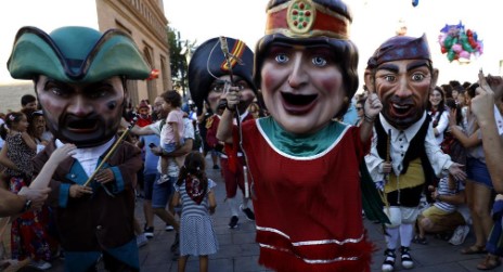 La pilara junto con otros cabezudos de zaragoza en la comparsa de la fiesta de el pilara en zaragoza